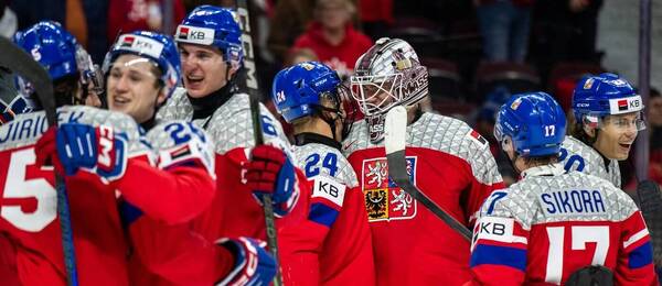 Hráči české juniorské reprezentace se radují po výhře, fotka byla pořízena po čtvrtfinále s Kanadou na MS juniorů U20 2025