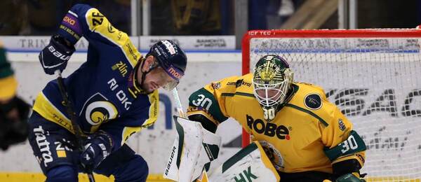 Hokejisté Petr Holík a David Honzík v zápase Maxa ligy mezi Zlínem a Vsetínem