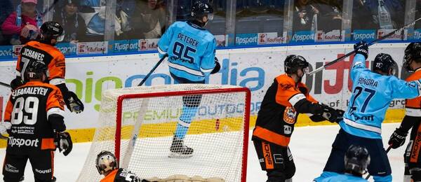 Hráči Slovanu Bratislava začínají oslavovat branku, fotka ze zápasu slovenské Tipsport ligy 