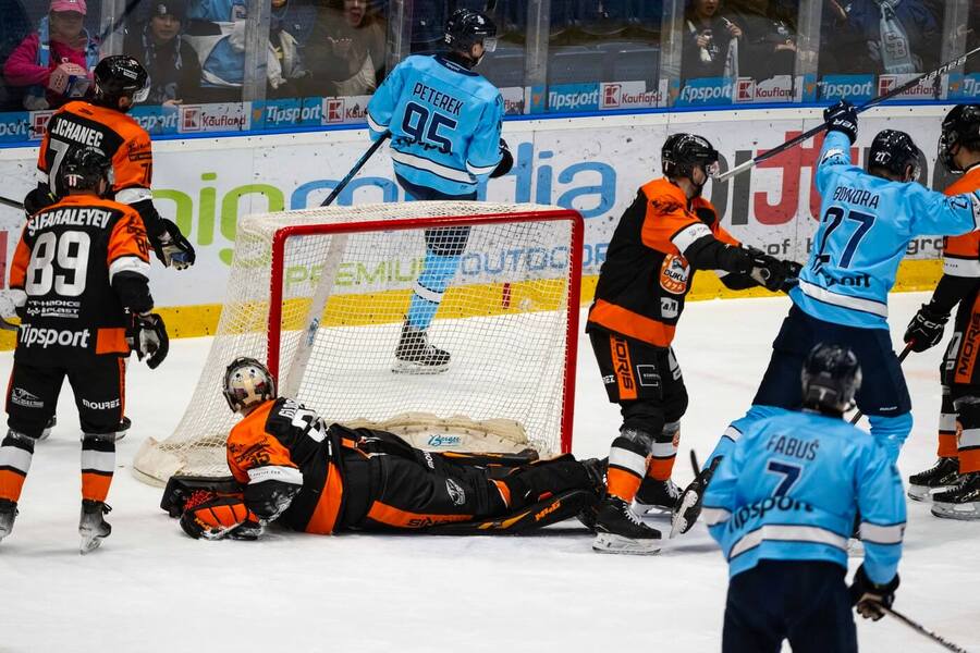 Hráči Slovanu Bratislava začínají oslavovat branku, fotka ze zápasu slovenské Tipsport ligy