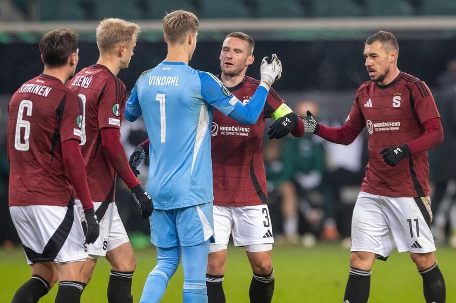 Fotbalisté Sparty po zápase Konferenční ligy s&nbsp;Legií Varšava