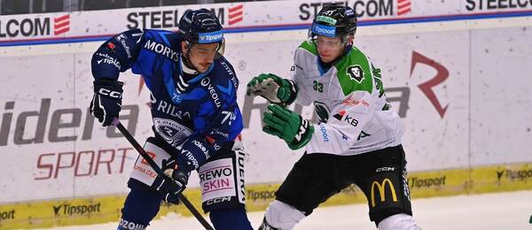 5. kolo TELH 2025/26: Zleva vítkovický forvard Martin Hanzl a Martin Skärberg, obránce Mladé Boleslavi