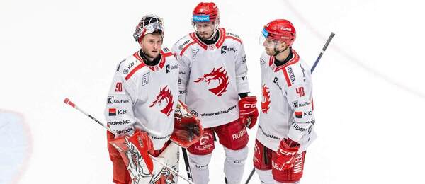 Třinecké trio Ondřej Kacetl, Patrik Hrehorčák a Miloš Roman (zleva) během střetnutí proti Hradci Králové