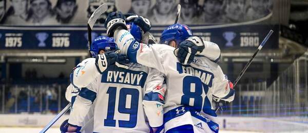 Hokejisté Kladna se radují z gólu v zápase Tipsport extraligy 2025/26 na ČEZ Stadionu, kde dnes do 18:00 hostí České Budějovice