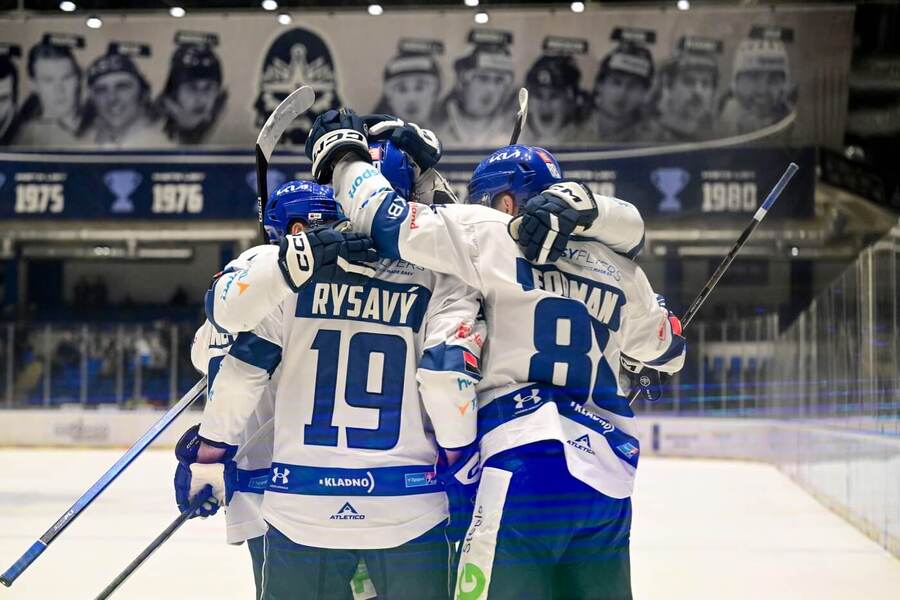 Hokejisté Kladna se radují z&nbsp;gólu v&nbsp;zápase Tipsport extraligy 2025/26 na ČEZ Stadionu, kde dnes do 18:00 hostí České Budějovice