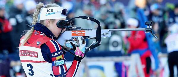Ingrid Landmark Tandrevold střílí na terč, fotka ze sprintu žen (SP biatlon Annecy 2025)