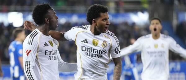 Ofenzivní dvojice Realu Madrid Vinícius Júnior (vlevo) a Rodrygo slaví gól do sítě klubu Deportivo Alavés