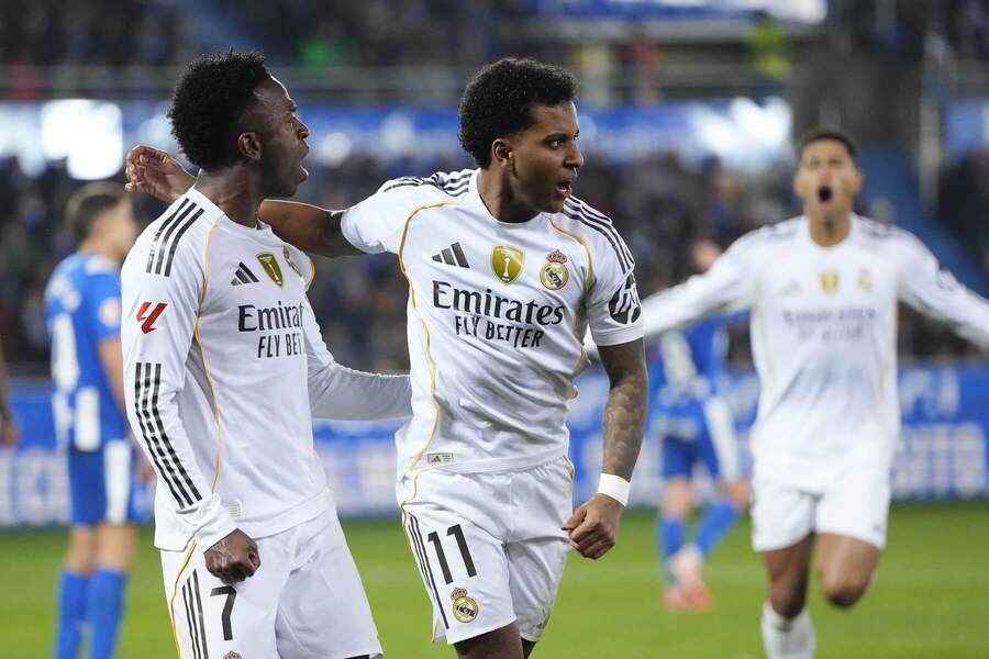 Ofenzivní dvojice Realu Madrid Vinícius Júnior (vlevo) a&nbsp;Rodrygo slaví gól do sítě klubu Deportivo Alavés