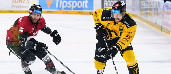 Sparťan Jan Eberle brání litvínovského Davida Kašeho při utkání hokejové Tipsport extraligy 2025-26