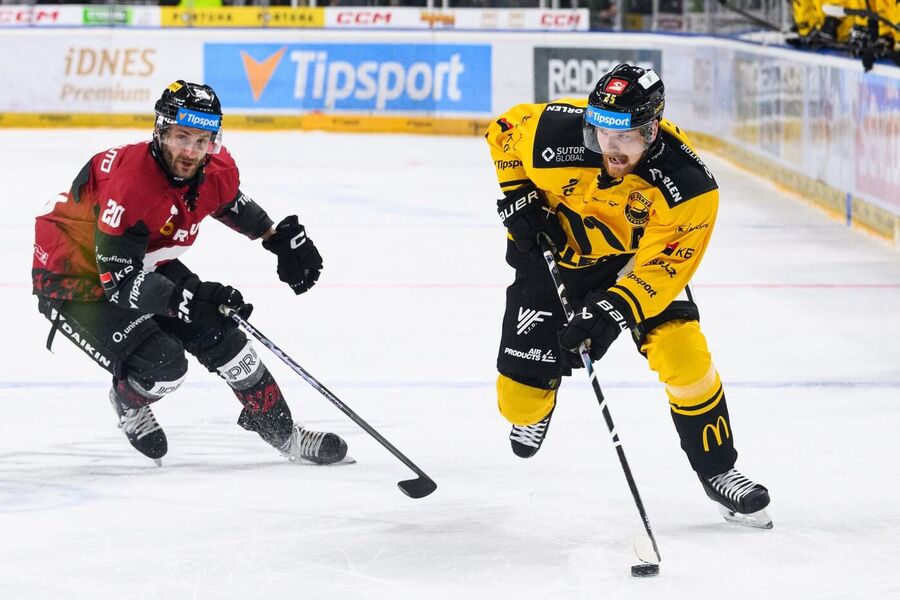 Sparťan Jan Eberle brání litvínovského Davida Kašeho při utkání hokejové Tipsport extraligy 2025-26