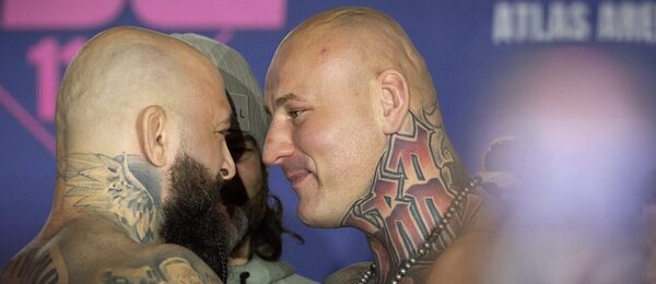 Michal Martínek (vlevo) při staredownu s Arturem Szpilkou, svým soupeřem na turnaji KSW 113