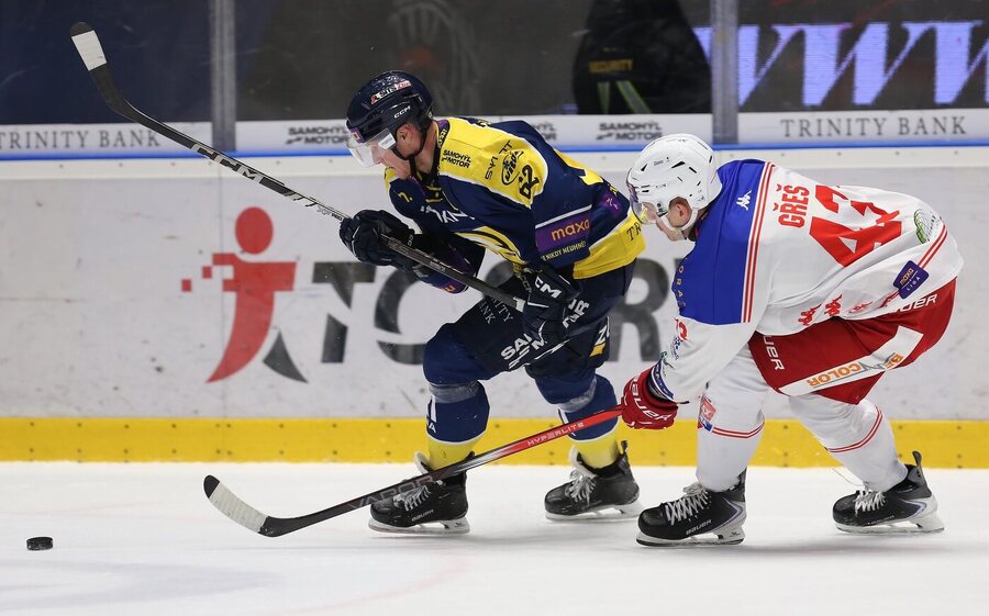 Hokejisté Robert Říčka a&nbsp;Tomáš Gřeš v&nbsp;zápase Maxa ligy 2025/26, Zlín a&nbsp;Poruba hrají i&nbsp;v&nbsp;dnešním 33. kole