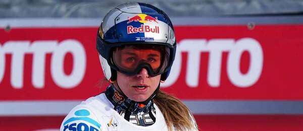 Ester Ledecká kontroluje čas po sjezdu ve Francii