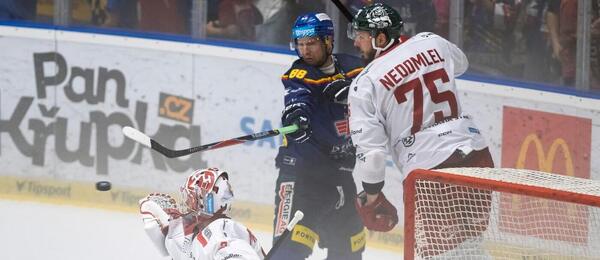 Marek Mazanec zasahuje proti střele, fotka ze zápasu České Budějovice vs. Třinec v 6. kole ELH 25/26