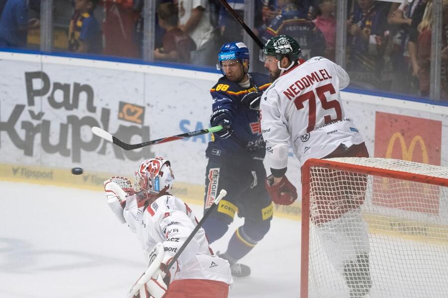Marek Mazanec zasahuje proti střele, fotka ze zápasu České Budějovice vs. Třinec v&nbsp;6. kole ELH 25/26
