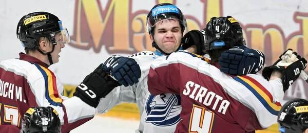 Hokejisté Jakub Sirota a Marek Kalus při potyčce během zápasu Sparty s Vítkovicemi. Oba týmy se v extralize utkají i dnes.