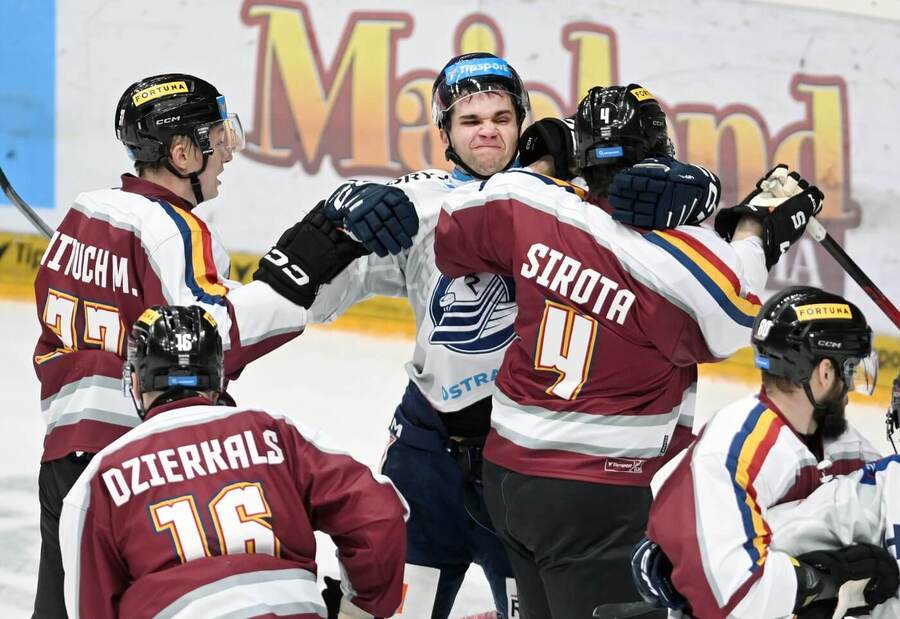 Hokejisté Jakub Sirota a&nbsp;Marek Kalus při potyčce během zápasu Sparty s&nbsp;Vítkovicemi. Oba týmy se v&nbsp;extralize utkají i&nbsp;dnes.