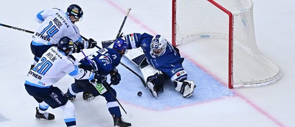 Závar před brankářem Adamem Brízgalou v utkání Liberec vs. Kladno. Bílí Tygři a Rytíři spolu hrají i v dnešním 32. kole Tipsport extraligy.