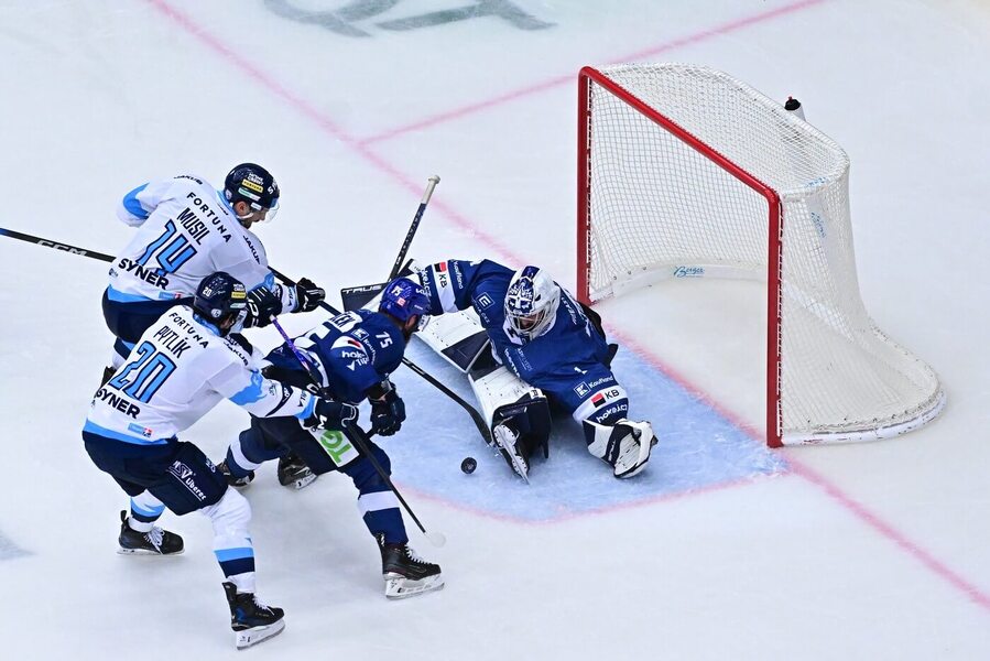 Závar před brankářem Adamem Brízgalou v&nbsp;utkání Liberec vs. Kladno. Bílí Tygři a&nbsp;Rytíři spolu hrají i&nbsp;v&nbsp;dnešním 32. kole Tipsport extraligy.