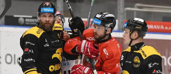 Hokejisté Adam Polášek a Petr Fridrich v utkání Olomouc vs. Litvínov v české Tipsport extralize. Mora a Verva se střetnou i v dnešním 32. kole ELH.