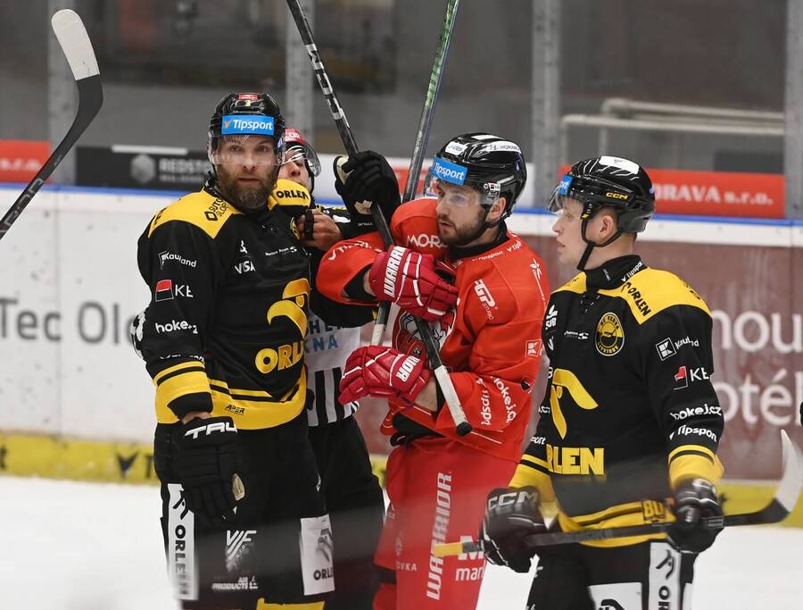 Hokejisté Adam Polášek a&nbsp;Petr Fridrich v&nbsp;utkání Olomouc vs. Litvínov v&nbsp;české Tipsport extralize. Mora a&nbsp;Verva se střetnou i&nbsp;v&nbsp;dnešním 32. kole ELH.