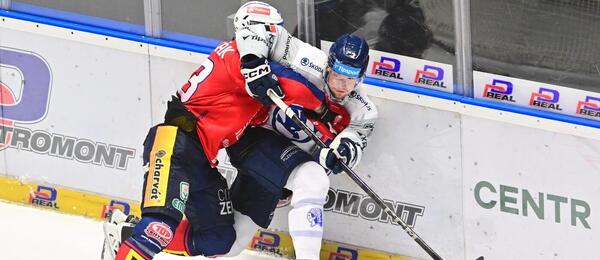 Osobní souboj Lukáše Sedláka (vlevo) s Adamem Měchurou, fotka ze zápasu Plzeň vs. Pardubice