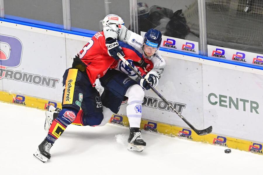 Osobní souboj Lukáše Sedláka (vlevo) s&nbsp;Adamem Měchurou, fotka ze zápasu Plzeň vs. Pardubice