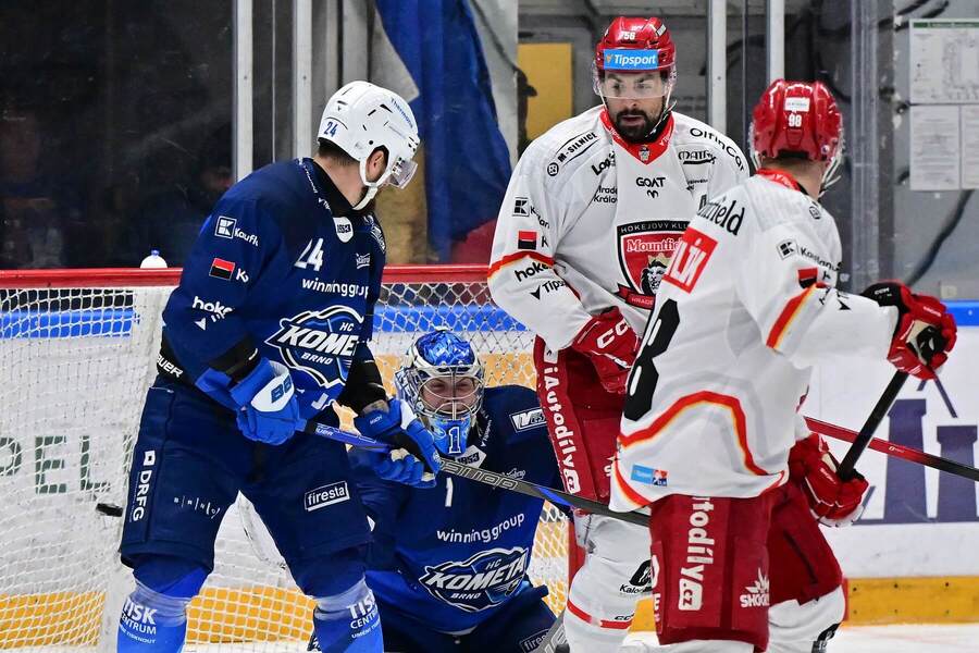 19. kolo ELH 2025/26: Na snímku zleva Michal Gulaši, Jan Kavan z&nbsp;Brna a&nbsp;královéhradecká dvojice Patrik Miškář - Radovan Pavlík