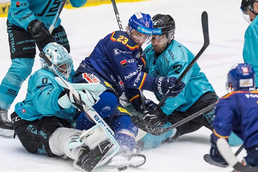 Brant Harris z&nbsp;Českých Budějovic, brankář Dominik Frodl a&nbsp;Harald Egle z&nbsp;Karlových Varů v&nbsp;zápase Tipsport extraligy 2025-26. Energie a&nbsp;Motor spolu hrají i&nbsp;dnes.