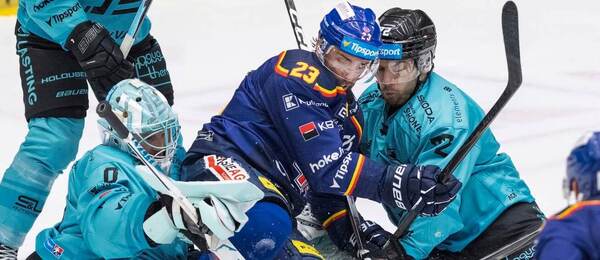 Brant Harris z Českých Budějovic, brankář Dominik Frodl a Harald Egle z Karlových Varů v zápase Tipsport extraligy 2025-26. Energie a Motor spolu hrají i dnes. 