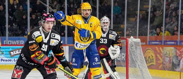 Český útočník Matěj Stránský v dresu týmu HC Davos. Sledujte Švýcarskou hokejovou ligu živě na TV Tipsport.