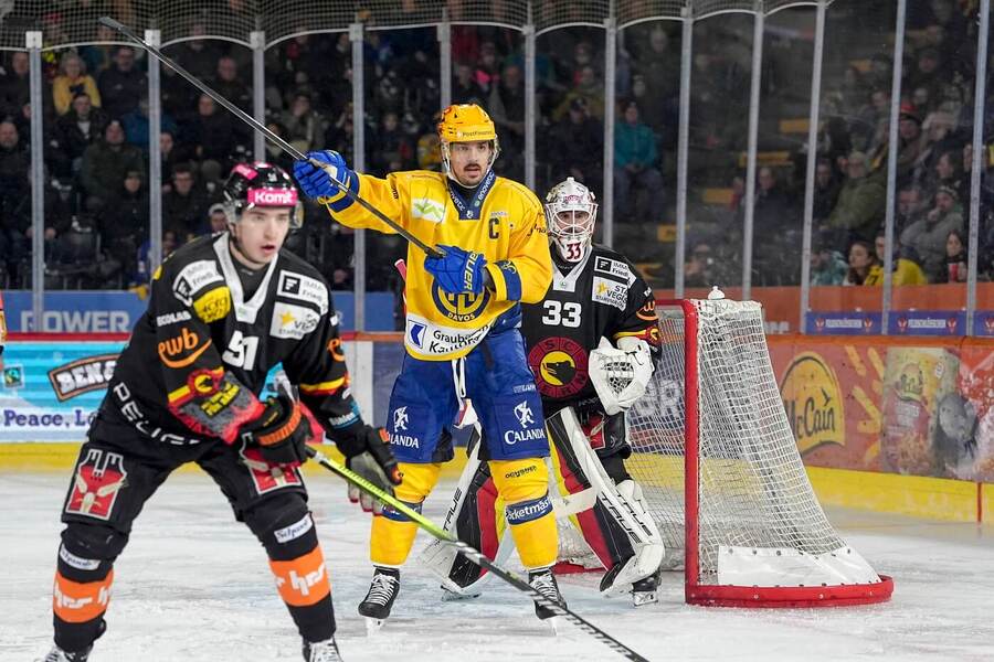 Český útočník Matěj Stránský v&nbsp;dresu týmu HC Davos. Sledujte Švýcarskou hokejovou ligu živě na TV Tipsport.