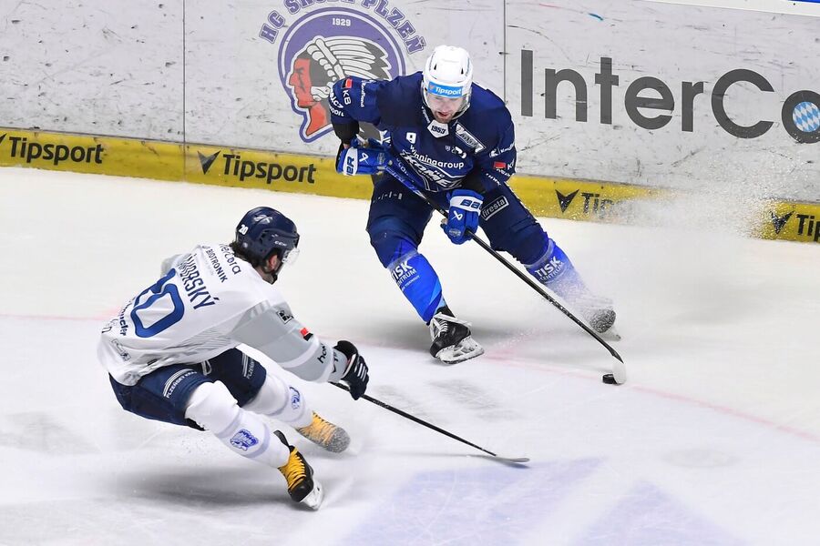 Jakub Flek na puku, brání jej Petr Zámorský, fotka z&nbsp;utkání Kometa vs. Plzeň
