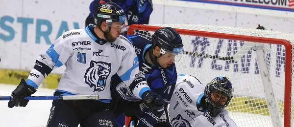 7. kolo TELH 2025/2026: Zleva na fotce liberecký bek Denis Zeman, útočník Vítkovic Marek Kalus a Petr Hamalčík, gólman Bílých Tygrů