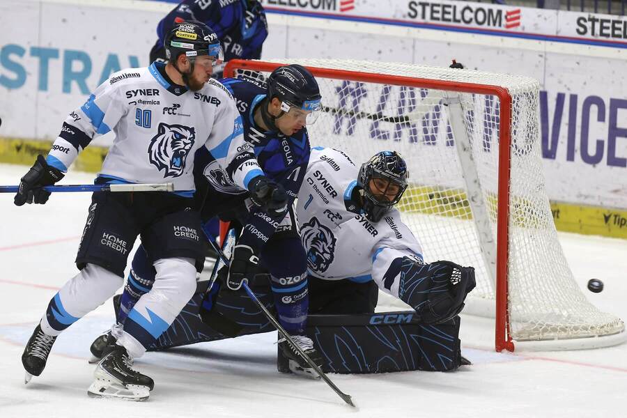 7. kolo TELH 2025/2026: Zleva na fotce liberecký bek Denis Zeman, útočník Vítkovic Marek Kalus a&nbsp;Petr Hamalčík, gólman Bílých Tygrů