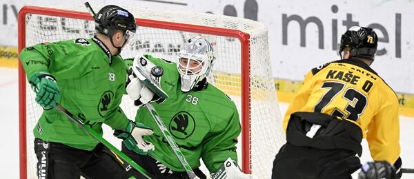 Brankář Mladé Boleslavi Dominik Furch zasahuje před útočníkem Litvínova Ondřejem Kašem v zápase Tipsport extraligy 2025-2026.