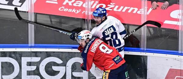 Hokejisté Jaromír Jágr a Dominik Hrníčko v zápase Tipsport extraligy 2025/2026. Kladno a Pardubice spolu hrají i v dnešním 33. kole ELH.