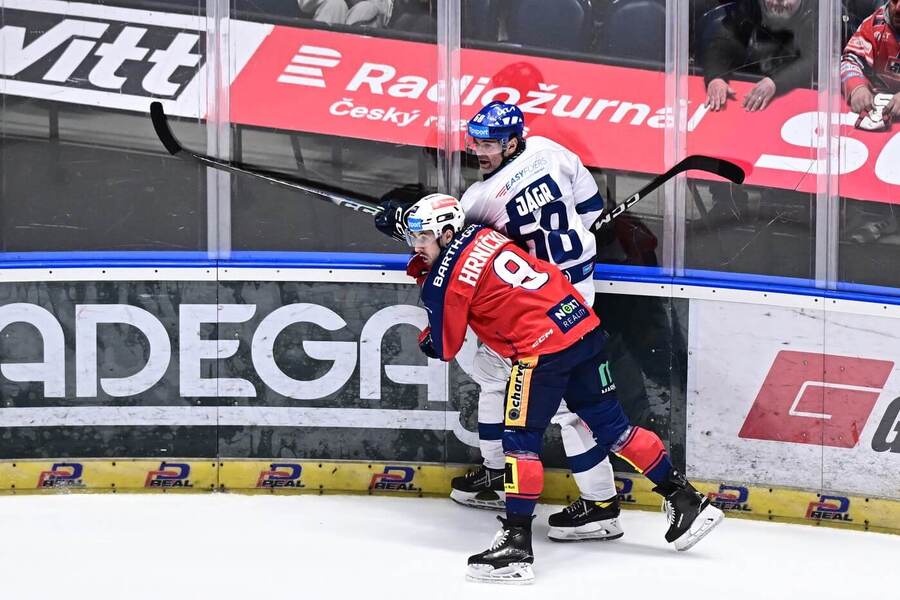 Hokejisté Jaromír Jágr a&nbsp;Dominik Hrníčko v&nbsp;zápase Tipsport extraligy 2025/2026. Kladno a&nbsp;Pardubice spolu hrají i&nbsp;v&nbsp;dnešním 33. kole ELH.