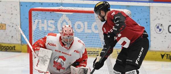 20. kolo ELH 2025/2026 - Zleva brankář Olomouce Matěj Machovský a Michael Špaček, útočník v barvách Sparty