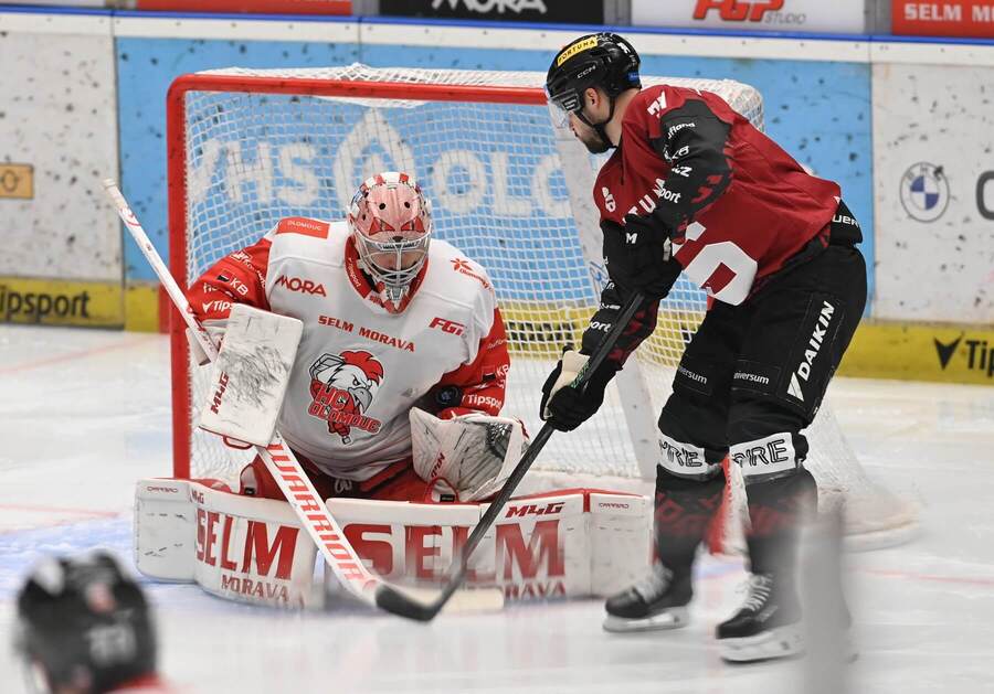 20. kolo ELH 2025/2026 - Zleva brankář Olomouce Matěj Machovský a&nbsp;Michael Špaček, útočník v&nbsp;barvách Sparty