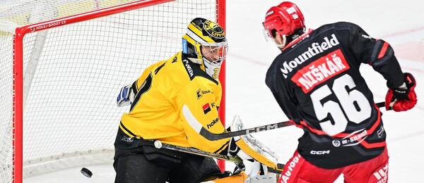 Útočník Hradce Králové Patrik Miškář překonává brankáře Litvínova Pavla Čajana. Mountfield HK a Verva spolu v extralize hrají i dnes.