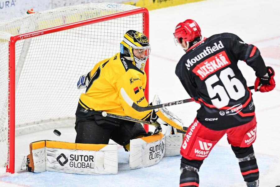 Útočník Hradce Králové Patrik Miškář překonává brankáře Litvínova Pavla Čajana. Mountfield HK a&nbsp;Verva spolu v&nbsp;extralize hrají i&nbsp;dnes.