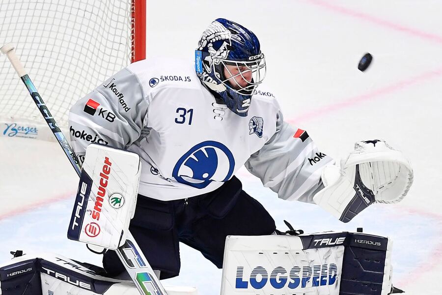Brankář Plzně Nick Malík v&nbsp;extraligovém zápasu proti Kladnu. HC Škoda a&nbsp;Rytíři se znovu utkají dnes, 26. 12. od 16:30.