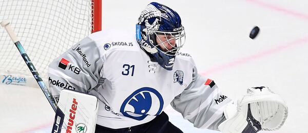 Brankář Plzně Nick Malík v extraligovém zápasu proti Kladnu. HC Škoda a Rytíři se znovu utkají dnes, 26. 12. od 16:30.