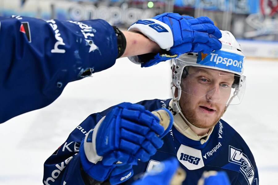 Hokejista Komety Brno Adam Zbořil se raduje z&nbsp;úterního gólu proti Plzni, dnes Tipsport extraliga pokračuje 34. kolem.