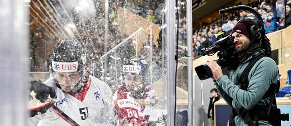 Kameraman živého přenosu Spengler Cupu v Davosu. Zápasy Spenglerova poháru lze live sledovat také online.