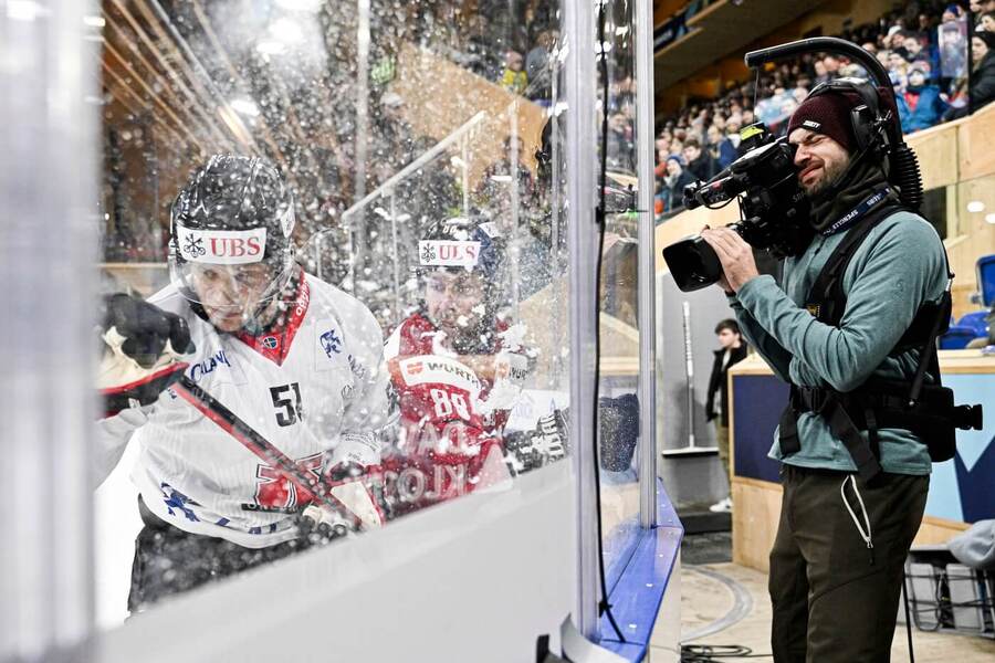 Kameraman živého přenosu Spengler Cupu v&nbsp;Davosu. Zápasy Spenglerova poháru lze live sledovat také online.