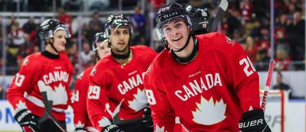 Juniorský reprezentant Kanady Brady Martin a jeho spoluhráči v přípravném zápase na MS v hokeji U20 2026, které dnes startuje prvním dnem.