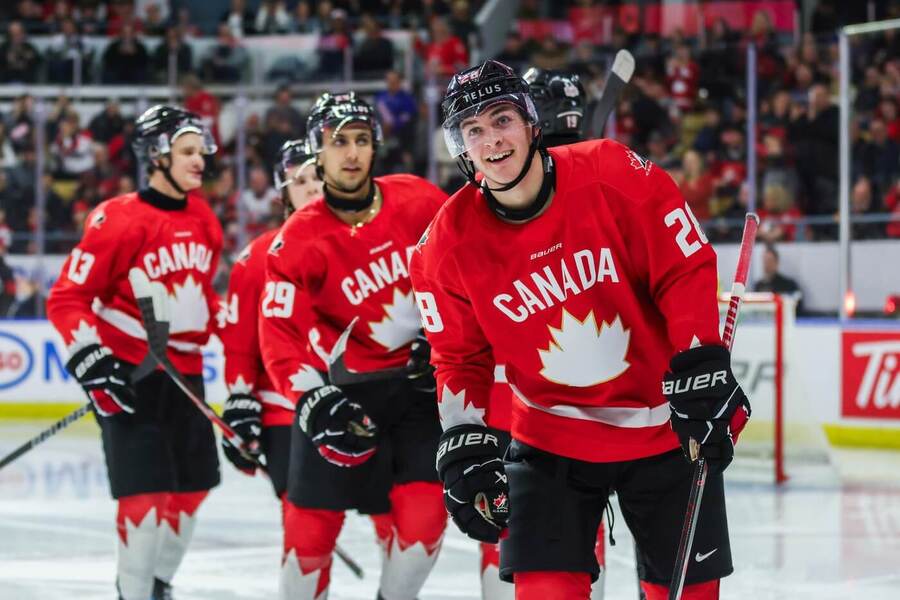 Juniorský reprezentant Kanady Brady Martin a&nbsp;jeho spoluhráči v&nbsp;přípravném zápase na MS v&nbsp;hokeji U20&nbsp;2026, které dnes startuje prvním dnem.