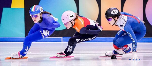 Rychlobruslení, short track, Elisa Confortola, Zoe Deltrap a Petra Vaňková během Mistrovství Evropy v Nizozemsku